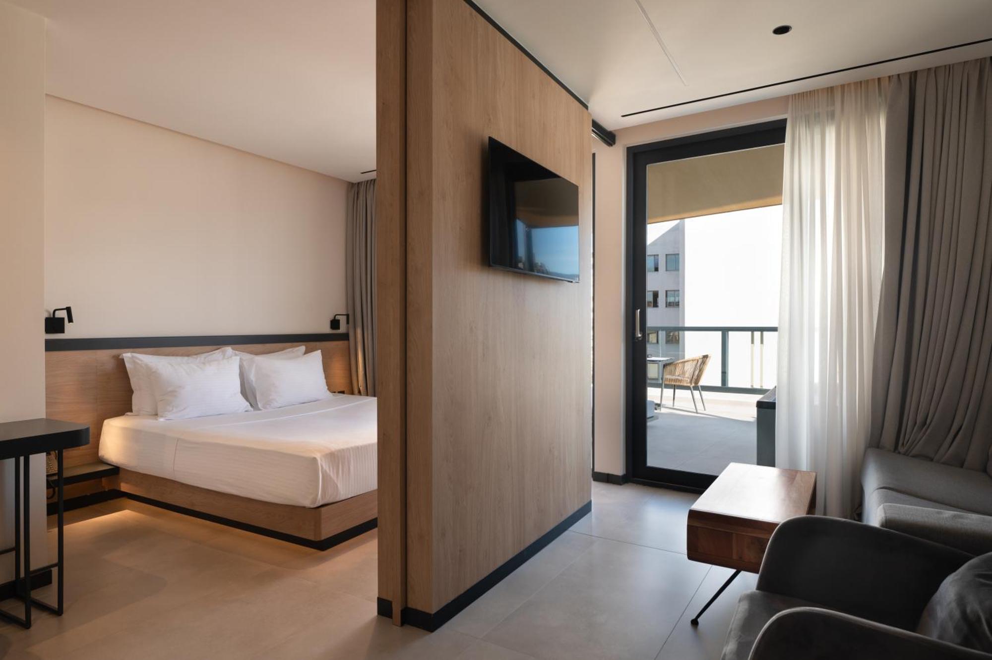 Deluxe Jacuzzi Suite